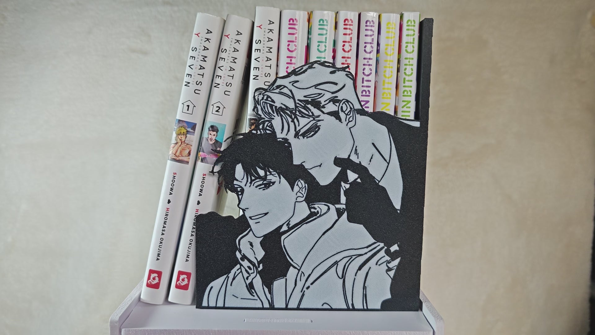 Sujetalibros de Lee Won y Caesar – Figura Anime Rosas y Champagne